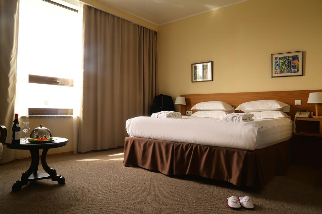 City Hotel Bishkek Exteriör bild