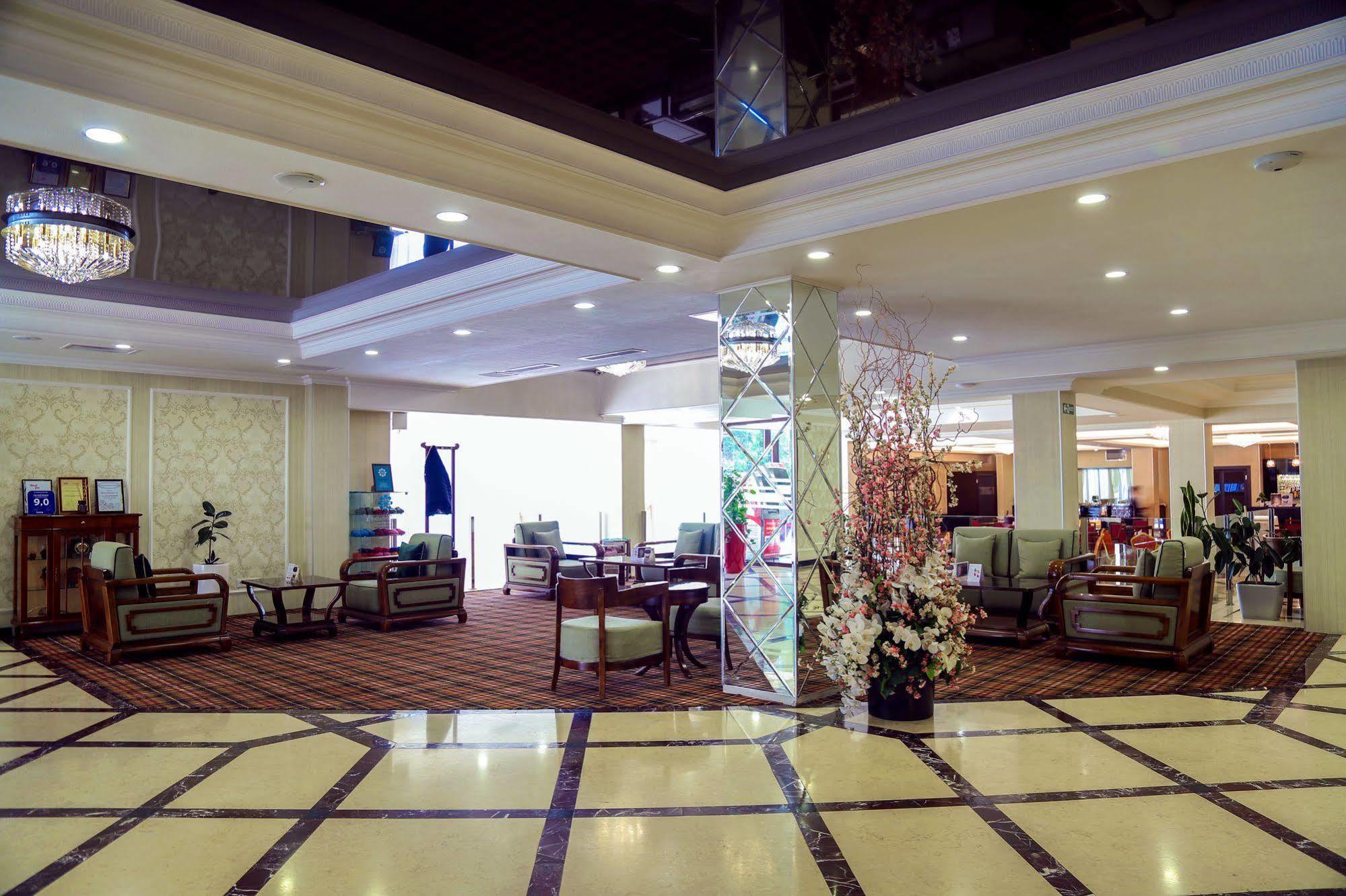 City Hotel Bishkek Exteriör bild